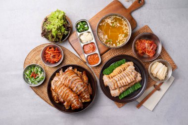 Soğuk salata, şaka, domuz eti, doğrudan ateş, mini, bossam, haşlanmış domuz, sarımsak, tepside erişte.,