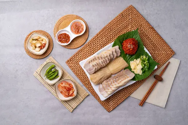 Domuz eti, haşlanmış domuz eti, bossam, kaykay, domuz göbeği, kimchi, samhap, menü, erişte, tofu, Kore yemeği, meze,