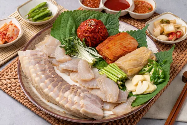 Domuz eti, haşlanmış domuz eti, bossam, kaykay, domuz göbeği, kimchi, samhap, menü, erişte, tofu, Kore yemeği, meze,
