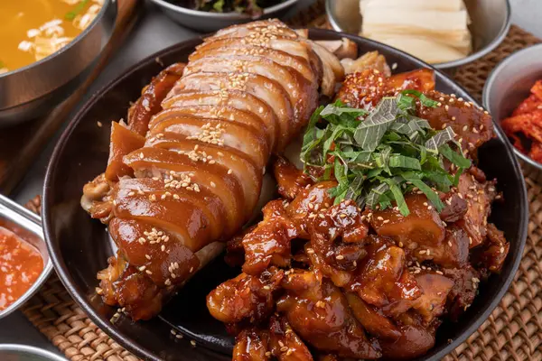 Soğuk salata, şaka, domuz eti, doğrudan ateş, mini, bossam, haşlanmış domuz, sarımsak, tepside erişte.,