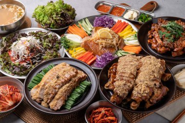 Soğuk salata, şaka, domuz eti, doğrudan ateş, mini, bossam, haşlanmış domuz, sarımsak, tepside erişte.,