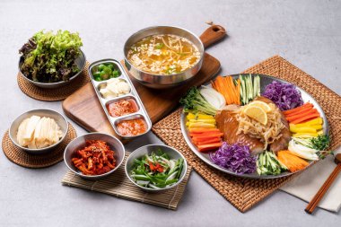 Soğuk salata, şaka, domuz eti, doğrudan ateş, mini, bossam, haşlanmış domuz, sarımsak, tepside erişte.,