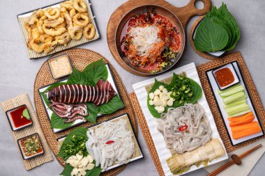 Kore yemeği, Dodari, Kimchi, Yaban Kalamar, Buharda pişmiş, Kızarmış, Soğuk Çiğ Balık Çorbası, Çiğ Balık Çorbası