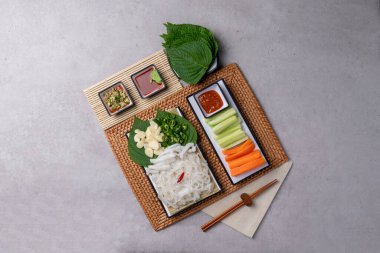 Kore yemeği, Dodari, Kimchi, Yaban Kalamar, Buharda pişmiş, Kızarmış, Soğuk Çiğ Balık Çorbası, Çiğ Balık Çorbası