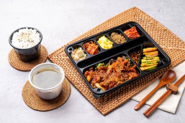 Kızarmış baharatlı domuz eti, set meal, kalamar, domuz göbeği, bulgogi, sığır eti, beslenme çantası, meze, balkabağı krepi, sosis, fasulye filizi, nilüfer kökü güveci, kimçi, yosun çorbası, pirinç.