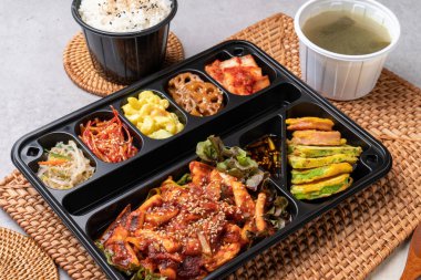 Kızarmış baharatlı domuz eti, set meal, kalamar, domuz göbeği, bulgogi, sığır eti, beslenme çantası, meze, balkabağı krepi, sosis, fasulye filizi, nilüfer kökü güveci, kimçi, yosun çorbası, pirinç.