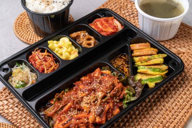 Kızarmış baharatlı domuz eti, set meal, kalamar, domuz göbeği, bulgogi, sığır eti, beslenme çantası, meze, balkabağı krepi, sosis, fasulye filizi, nilüfer kökü güveci, kimçi, yosun çorbası, pirinç.