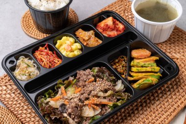 Kızarmış baharatlı domuz eti, set meal, kalamar, domuz göbeği, bulgogi, sığır eti, beslenme çantası, meze, balkabağı krepi, sosis, fasulye filizi, nilüfer kökü güveci, kimçi, yosun çorbası, pirinç.