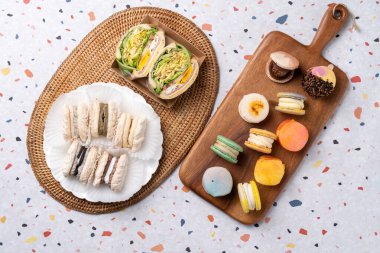 Makarna, turna, domuz eti, yabanmersini, peynir, yoğurt, dacquoise, injeolmi, pirinç keki, matcha, çikolata, Oreo, fındık, siyah susam, jambon, sandviç,,