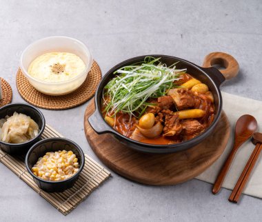 Kore yemeği, baharatlı, olgun kimçi, pirzola, buharda pişmiş, krema, meze, kimçi, mısır peyniri.,