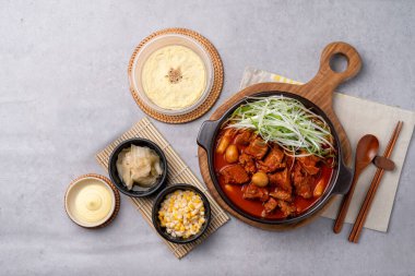 Kore yemeği, baharatlı, olgun kimçi, pirzola, buharda pişmiş, krema, meze, kimçi, mısır peyniri.,