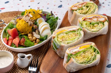 Salata, sandviç, jambon, peynir, tatlı balkabağı, badem, domates, lahana, sebze, yumurta, marul, sos.