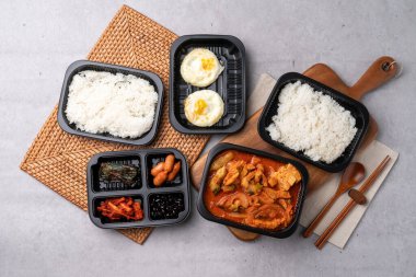 Kore yemeği, kimçi, yahni, sığır eti, işkembe, baharat, meze, kızarmış yumurta.,