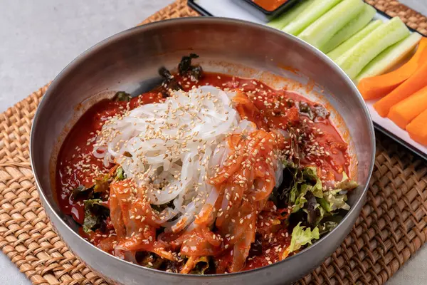 Kore yemeği, Dodari, Kimchi, Yaban Kalamar, Buharda pişmiş, Kızarmış, Soğuk Çiğ Balık Çorbası, Çiğ Balık Çorbası