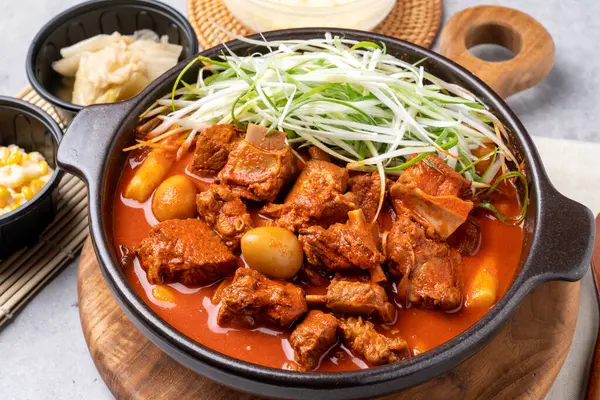 Makanan Korea Pedas Kimchi Matang Iga Dikukus Krim Lauk Kimchi Stok Foto Bebas Royalti