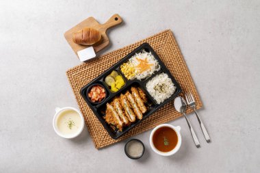 Domuz pirzolası, el yapımı, hamburger bifteği, peynir rulosu, körili pirzola, tteokbokki, tereyağı, bibibimbap, sığır eti, jangjorim,