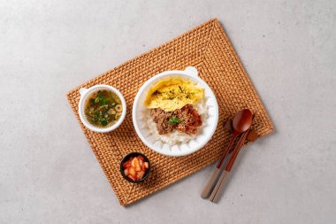 Domuz pirzolası, el yapımı, hamburger bifteği, peynir rulosu, körili pirzola, tteokbokki, tereyağı, bibibimbap, sığır eti, jangjorim,