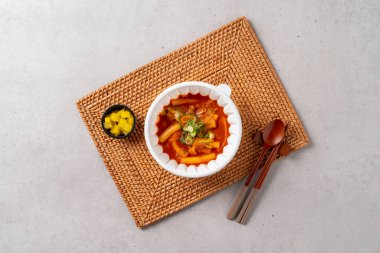 Domuz pirzolası, el yapımı, hamburger bifteği, peynir rulosu, körili pirzola, tteokbokki, tereyağı, bibibimbap, sığır eti, jangjorim,