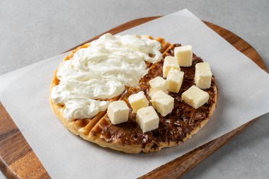 Kore usulü Nutella Peynir Küplü Waffle