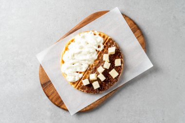 Kore usulü Nutella Peynir Küplü Waffle