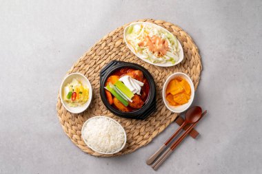 Kızarmış tavuk yahnisi Kore yemeği baharatlı.