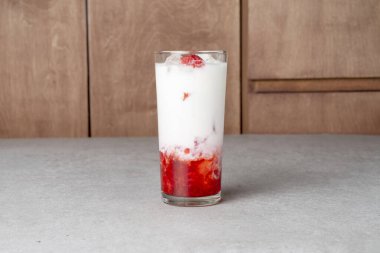 Kore usulü yemek Çilekli Latte Ice