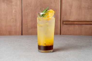 Beyaz kokulu Ade Kore usulü yemek.