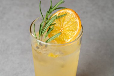 Beyaz kokulu Ade Kore usulü yemek.