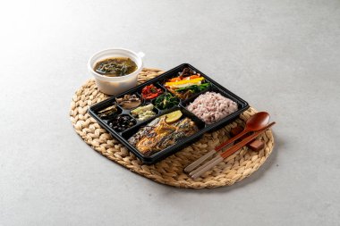 Kore yemeği, arpa istiridyesi, kızarmış web ayaklı ahtapot, pilav, mezeler, yemek kutuları, istiridye, kaburga, domuz buğulama.