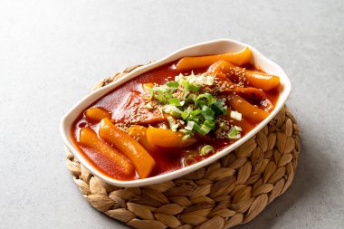 Karıştırılmış pirinç keki Kore yemeği buğday yahnisi, Kore sosisi, yanında da tatlı pilav ve kızarmış pirinç.