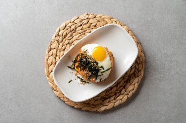 Karıştırılmış pirinç keki Kore yemeği buğday yahnisi, Kore sosisi, yanında da tatlı pilav ve kızarmış pirinç.