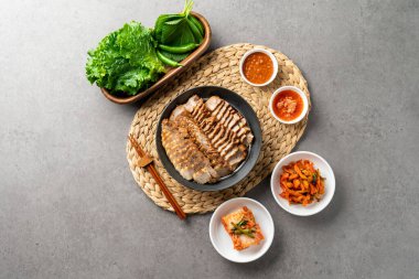 Kore yemeği, domuz ayağı, domuz buğulama, baharat, şakacı, meze, kimçi, soya fasulyesi ezmesi, sebze, perilla yaprağı.