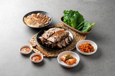 Kore yemeği, domuz ayağı, domuz buğulama, baharat, şakacı, meze, kimçi, soya fasulyesi ezmesi, sebze, perilla yaprağı.