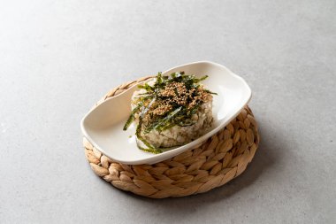 Çeşitli Çin börekleri ançüezli pirinç topları sarılmış yosun yangpun bibibimbap.