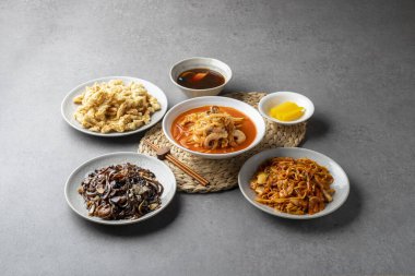 Çin usulü Çin usulü jjamppong Çin usulü sebze ve deniz mahsulü jajangmyeon siyah fasulye soslu erişte.