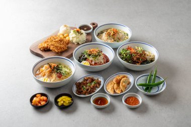 Kore yemeği, bulgogi, sıcak erişte, bibibimbap, bibim noodle, el yapımı, domuz pirzolası, kızarmış börek, mantı.,