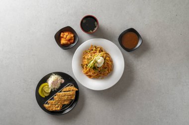 Domuz pirzolası, el yapımı, peynir, omlet pilavı, kimchi pilavı, karabuğday, balık pirzolası, udon balığı, balık keki, körili pilav, çiğnenmiş erişte.