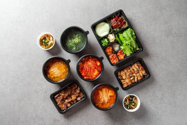 Kore yemeği, domuz eti, ızgara domuz eti, bulgogi, baharat, yumuşak tofu, tartar bibibimbap, yosun çorbası, yemek kutusu, soya fasulyesi ezmesi, kimchi güveci, soğuk erişte.