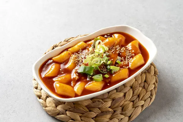 Karıştırılmış pirinç keki Kore yemeği buğday yahnisi, Kore sosisi, yanında da tatlı pilav ve kızarmış pirinç.