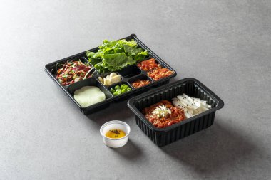Kore yemeği, domuz eti, ızgara domuz eti, bulgogi, baharat, yumuşak tofu, tartar bibibimbap, yosun çorbası, yemek kutusu, soya fasulyesi ezmesi, kimchi güveci, soğuk erişte.