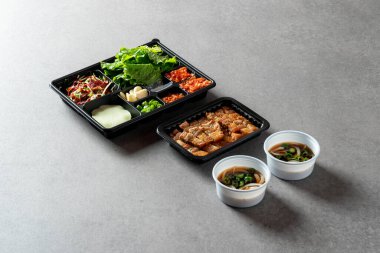 Kore yemeği, domuz eti, ızgara domuz eti, bulgogi, baharat, yumuşak tofu, tartar bibibimbap, yosun çorbası, yemek kutusu, soya fasulyesi ezmesi, kimchi güveci, soğuk erişte.