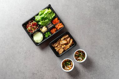 Kore yemeği, domuz eti, ızgara domuz eti, bulgogi, baharat, yumuşak tofu, tartar bibibimbap, yosun çorbası, yemek kutusu, soya fasulyesi ezmesi, kimchi güveci, soğuk erişte.