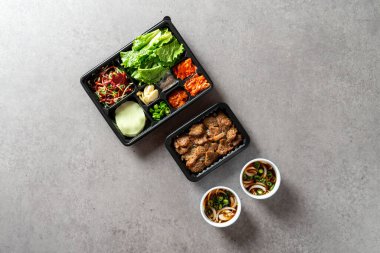 Kore yemeği, domuz eti, ızgara domuz eti, bulgogi, baharat, yumuşak tofu, tartar bibibimbap, yosun çorbası, yemek kutusu, soya fasulyesi ezmesi, kimchi güveci, soğuk erişte.