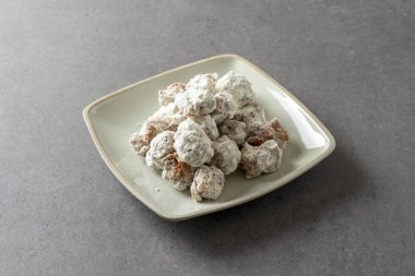 Tatlı ve ekşi tavuk, peynir, baharat, bal, tereyağı, kızarmış patates çubuğu, peynir topu.