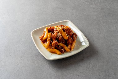 Tatlı ve ekşi tavuk, peynir, baharat, bal, tereyağı, kızarmış patates çubuğu, peynir topu.