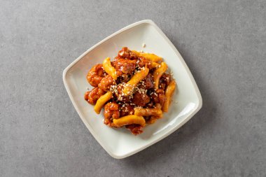 Tatlı ve ekşi tavuk, peynir, baharat, bal, tereyağı, kızarmış patates çubuğu, peynir topu.