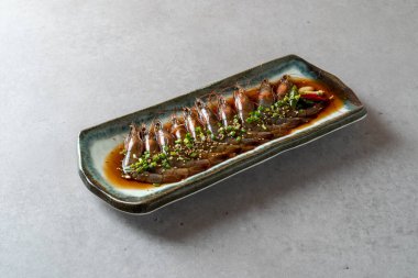 Japon yemeği, ton balığı, sashimi, karides, kızarmış yemek, soya soslu karides, soğuk karabuğday eriştesi.,