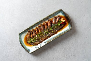 Japon yemeği, ton balığı, sashimi, karides, kızarmış yemek, soya soslu karides, soğuk karabuğday eriştesi.,