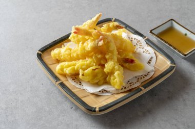 Japon yemeği, ton balığı, sashimi, karides, kızarmış yemek, soya soslu karides, soğuk karabuğday eriştesi.,