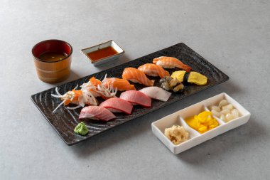 Japon yemeği, ton balığı, sashimi, karides, kızarmış yemek, soya soslu karides, soğuk karabuğday eriştesi.,